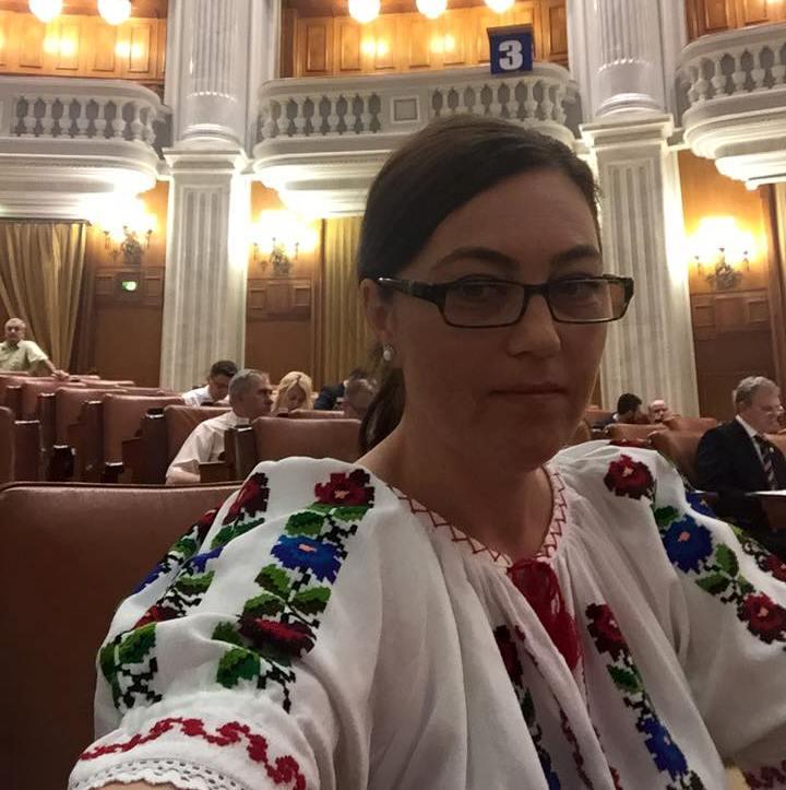 Cum vrea un deputat clujean să salveze ia: cursuri în şcoli, centre meşteşugăreşti pe lângă muzee şi standuri în supermarketuri  
