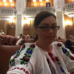 Cum vrea un deputat clujean să salveze ia: cursuri în şcoli, centre meşteşugăreşti pe lângă muzee şi standuri în supermarketuri  