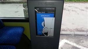 Validator de bilete, distrus de trei tineri. Unul dintre ei a fost prins de șoferul troleibuzului