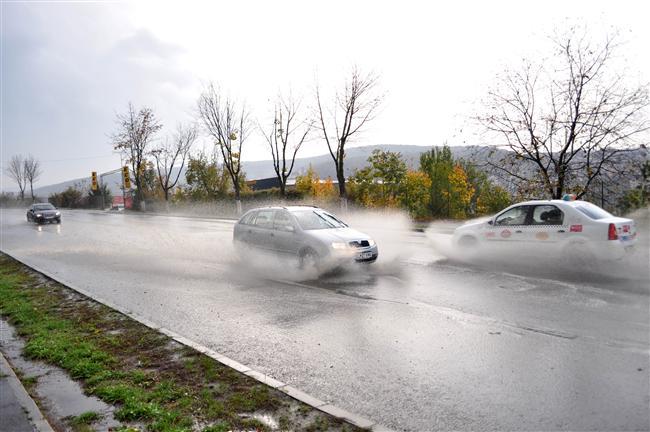 Atenție cum conduceți în ploaie! Cum să evitați accidentele