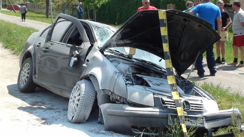 Două persoane, rănite de un şofer inconştient. Băut la volan, s-a izbit într-un autocar şi un alt autoturism