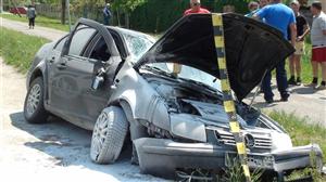 Două persoane, rănite de un şofer inconştient. Băut la volan, s-a izbit într-un autocar şi un alt autoturism