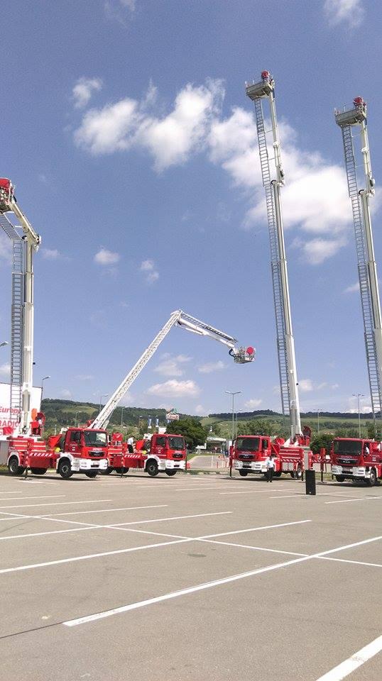 Şase autospeciale de intervenţie şi salvare de la înălţime, recepţionate la Cluj GALERIE FOTO