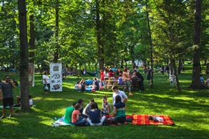 Mii de clujeni şi-au petrecut seara în Parcul Central, la Jazz in the Park. Vraja s-a rupt odată cu munţii de gunoaie lăsaţi în urmă
