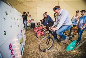 Eco Electric Castle: 7.5 tone de deșeuri colectate şi 12 tineri care au pedalat peste 250 km de acasă până la Bonțida 