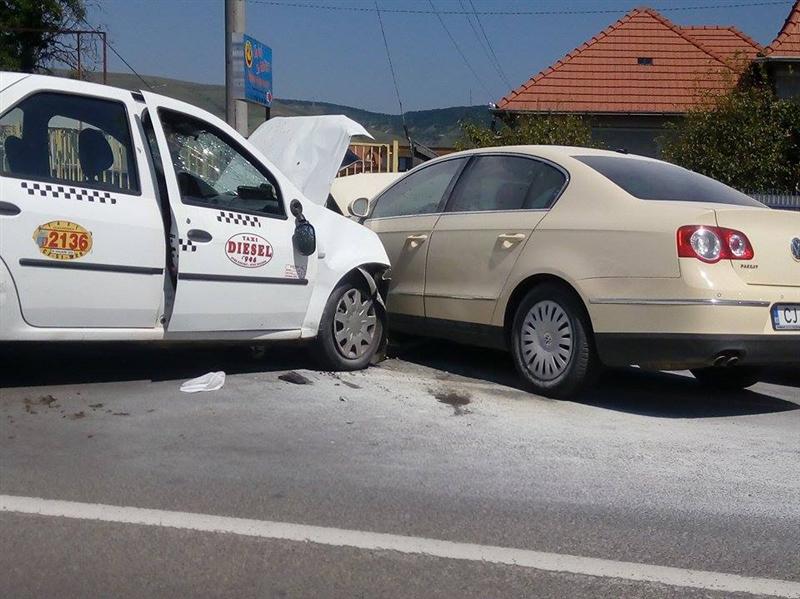 Accident cu trei maşini, una a luat foc. O persoană încarcerată, trafic blocat GALERIE FOTO