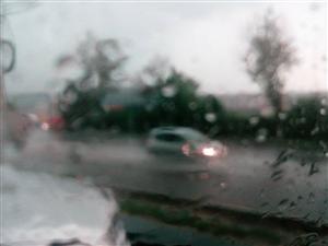 Apa a curs şuvoaie pe străzile Clujului. FOTO/VIDEO cu ploaia torenţială