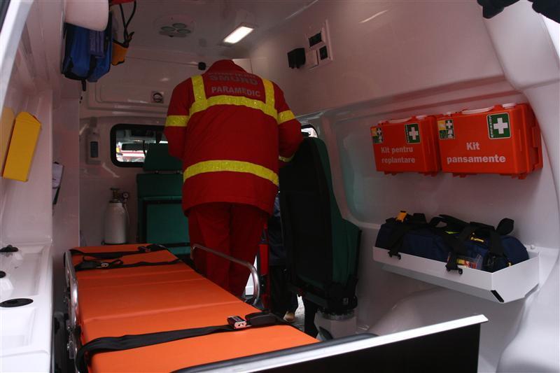Cu viteză înainte: un clujean a ajuns la spital după ce a intrat într-un stâlp