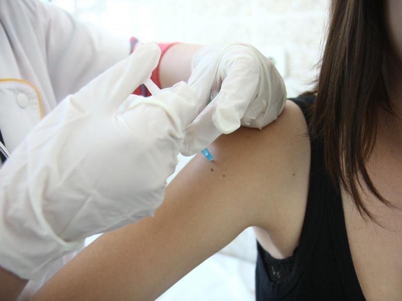 Numărul copiilor incomplet vaccinaţi până la 1 an şi jumătate a crescut cu 15% în 2014. Cât costă doza de vaccin