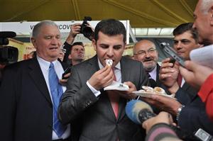 Nesimţire de şef de partid mic, dar cu lăudători mari
