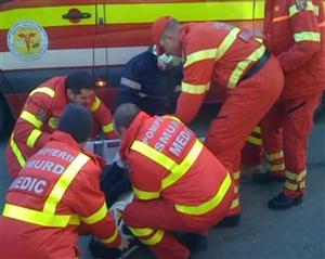 Clujeancă, rănită după ce maşina în care se afla a intrat într-un cap de podeţ