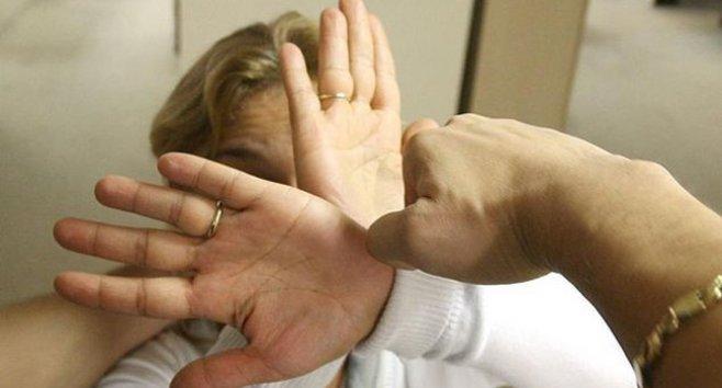“E o chestiune de timp până când fiul meu mă va ucide”! Mărturia unei mame agresată zilnic de fiul ei, bolnav psihic