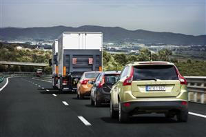 Afacerile din comerţul auto au urcat cu 7,8% la semestru, iar serviciile pentru populaţie cu 4,1%