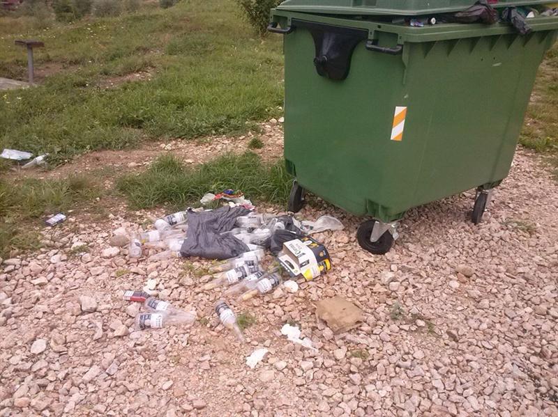 Covor de seminţe şi gunoaie aruncate lângă tomberon “Ce fel de animale avem printre noi?”