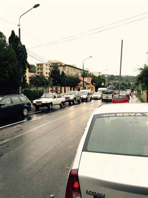 Intersecţie problemă într-un cartier din Cluj. Li s-a promis sens giratoriu acum opt luni FOTO