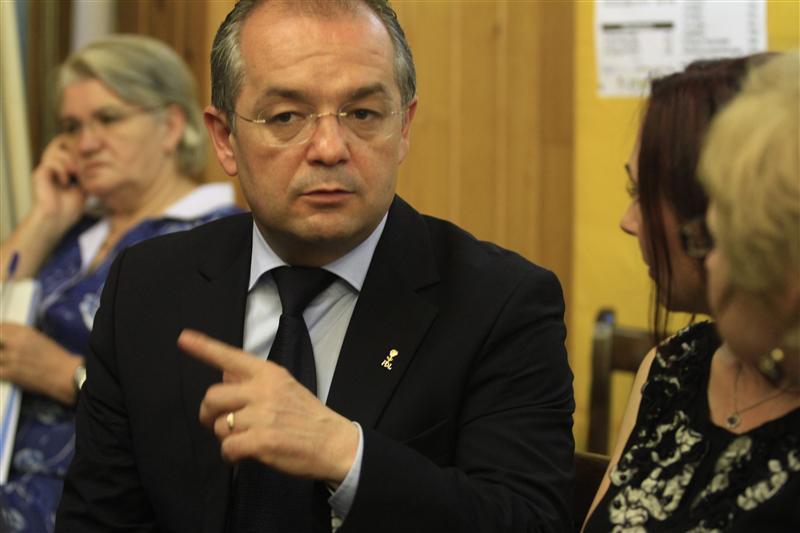 Vechii liberali au pus tunurile pe Boc