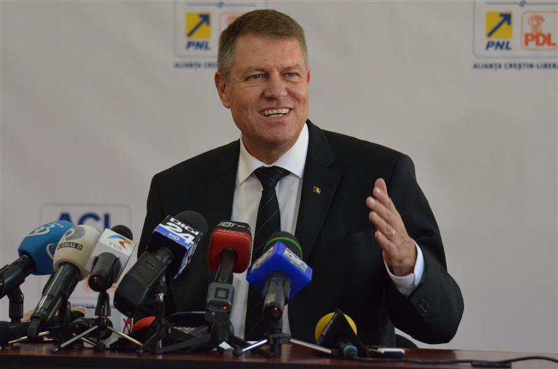 Iohannis, preşedintele plimbăreţ. Statistică incredibilă: 23 de vizite peste hotare în opt luni de mandat