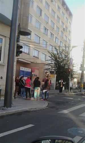 Semaforul buclucaş: vizibilitatea şoferilor, blocată de un stâlp