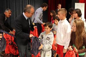 Ajutor la început de an şcolar: ghiozdane şi rechizite pentru copiii defavorizaţi