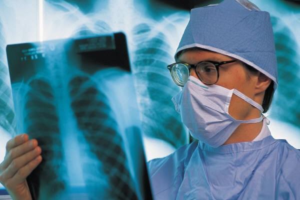 Sute de persoane cer ca sănătatea să primească 6% din PIB, într-o campanie lansată de pacienţi