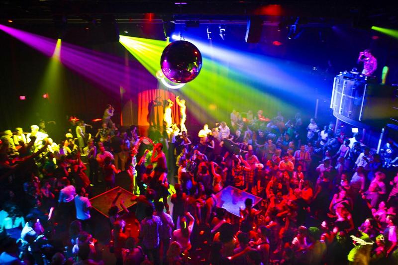 Distrus în bătaie la discotecă. S-a ales fără un dinte, cu nasul rupt şi arcada spartă