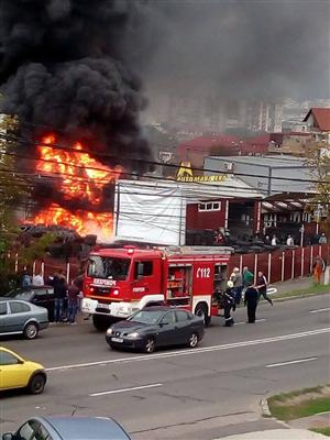 Incendiu în Cluj! O spălătorie auto a luat foc FOTO/ VIDEO spectaculos