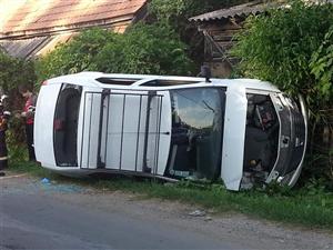 Accident spectaculos: băut la volan s-a izbit într-un stâlp de electricitate şi s-a răsturnat pe şosea