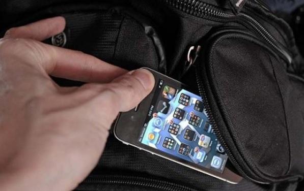 Cuplu de hoţi: au lăsat un bărbat fără geantă şi telefon mobil, în plină stradă