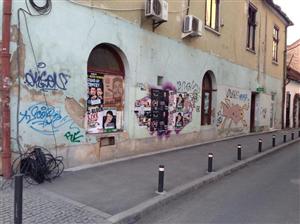 Vandalizarea clădirilor din centru, adusă în atenţia autorităţilor: conferă oraşului un aspect de mahala