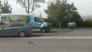 Accident pe varianta Zorilor-Mănăştur. O maşină a vrut să taie linia dublă continuă GALERIE FOTO