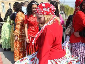 Refugiaţi îmbrăcaţi în haine tradiţionale rome, ajutaţi să treacă din Ungaria în Germania