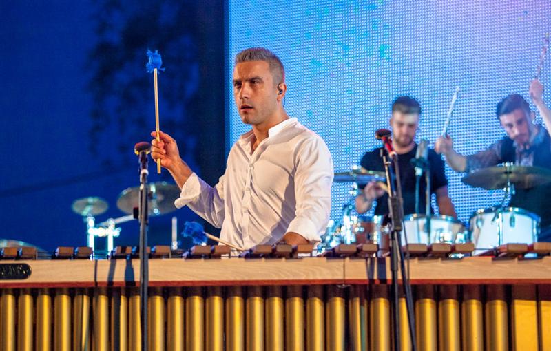 Zoli Toth Project cântă în deschidere la Pink Martini