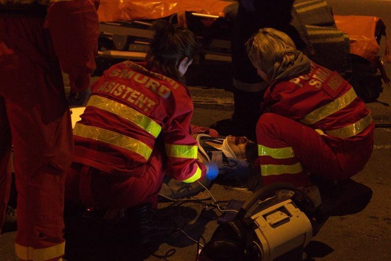 Depăşire terminată prost: patru persoane rănite după ce un autoturism s-a izbit de un microbuz