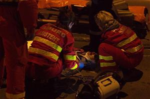 Depăşire terminată prost: patru persoane rănite după ce un autoturism s-a izbit de un microbuz