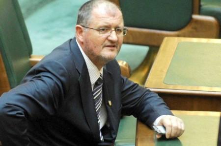 Blocul PDL-istului Onofrei: proprietarul ameninţă cu instanţa, PSD-ul, cu DNA