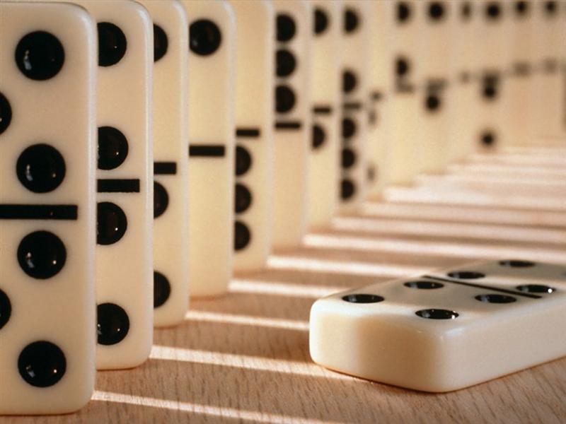 Două pieţe din centrul oraşului se unesc în weekend...prin piese de domino 