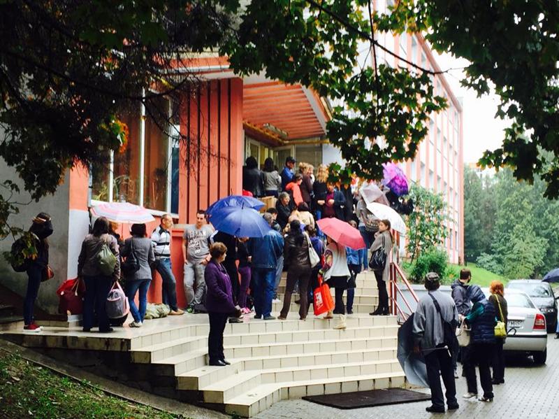 Mii de boboci ai UBB, la coadă pentru a se caza în căminele studenţeşti FOTO
