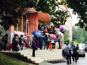 Mii de boboci ai UBB, la coadă pentru a se caza în căminele studenţeşti FOTO