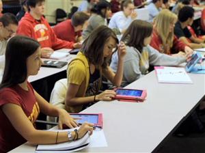 Finanţări de până la 10.000 de euro pentru liceele care promovează educaţia financiară