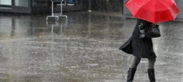 Vremea se răceşte, iar pe arii extinse va ploua. Prognoza meteo pentru luni şi marţi