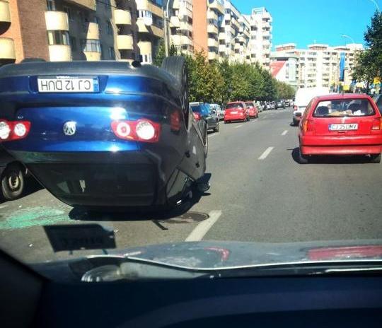 Maşină răsturnată pe o stradă din Cluj, în urma unei coliziuni între trei autovehicule