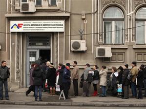 Statul a încasat mai mulţi bani de la români