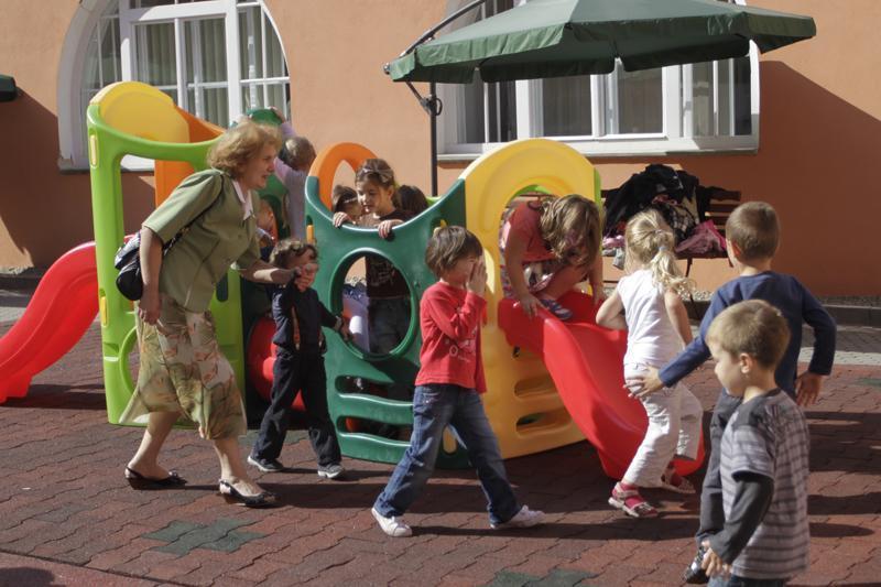 Copiii din familiile defavorizate ar putea primi tichete de 50 de lei pentru a merge la grădiniţă