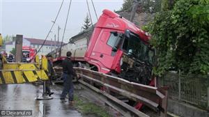 Accident spectaculos: un autotren a ras totul în cale, 