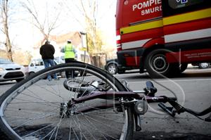 Biciclist, lovit în plin chiar pe pista de biciclete