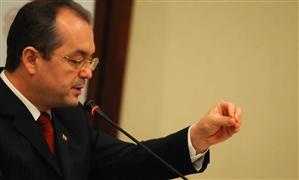 Dialog dur la radio între Emil Boc şi un bucureştean. 