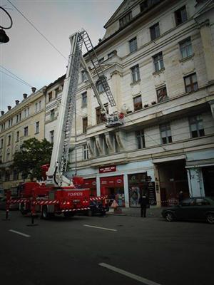 Pericol în centrul Clujului: cade tencuiala!