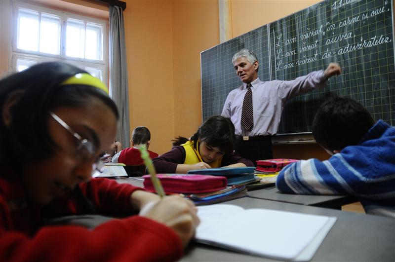 Piaţa neagră a meditaţiilor. Câţi dascăli îşi declară veniturile suplimentare şi cât au câştigat în 2014
