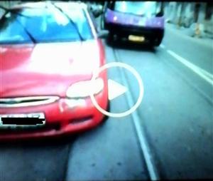 Bizon din trafic, cercetat penal pentru îngreunarea circulaţiei: şi-a parcat maşina pe şinele de tramvai