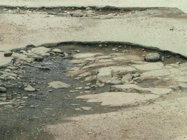 Gropile fac victime: o persoană a fost grav rănită într-un accident petrecut pe un drum în şantier